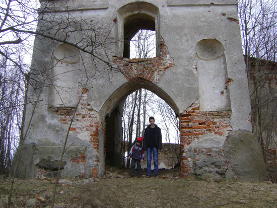 Ruiny gotycko-renesansowego kocioa ewangelickiego z lat 1695-1710 w Mieruniszkach, spalonego w 1945, woj. podlaskie, Polska